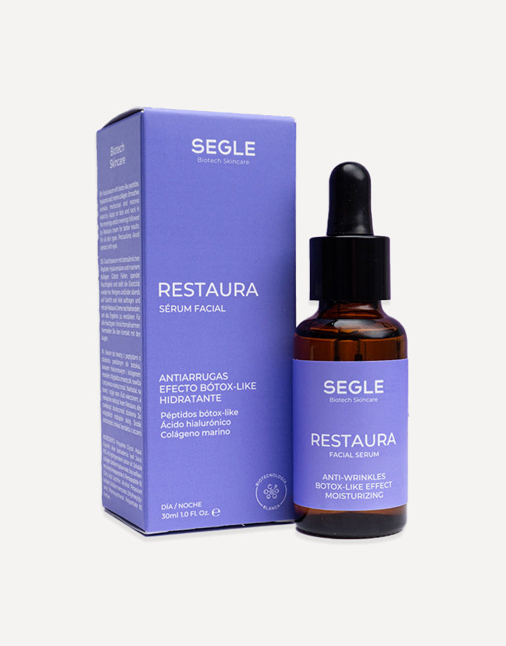 Frasco de sérum con pipeta, envase de vidrio ámbar y etiqueta minimalista sobre fondo de color azul.