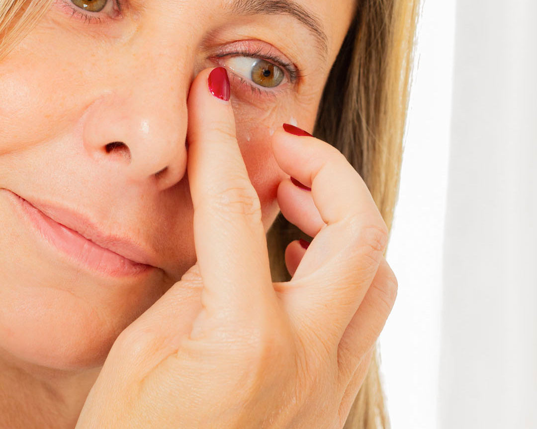 10 errores que cometes al usar el contorno de ojos que envejecen tu mirada