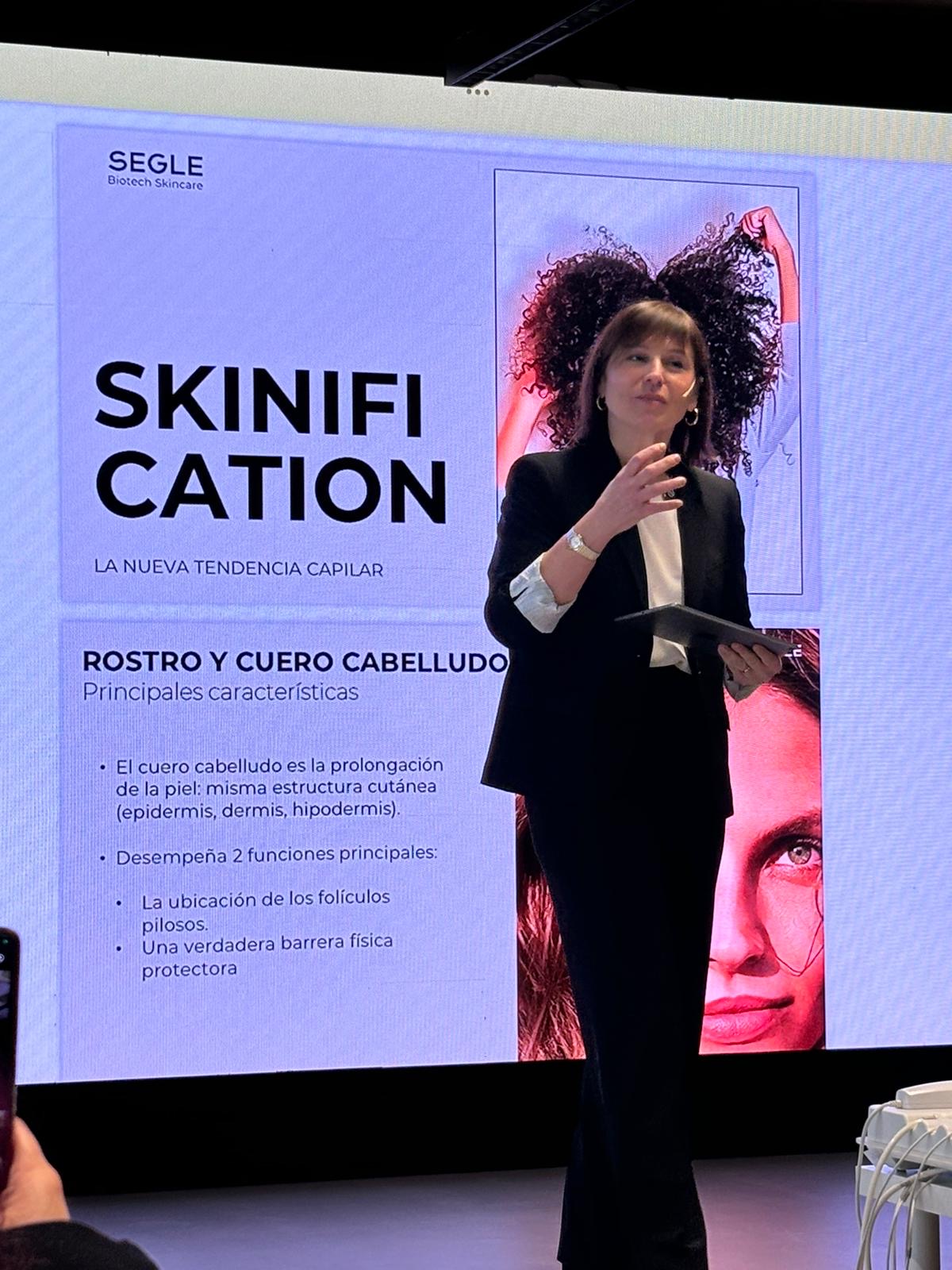 Mónica Lizondo, CEO de SEGLE, explicando qué es la Skinification